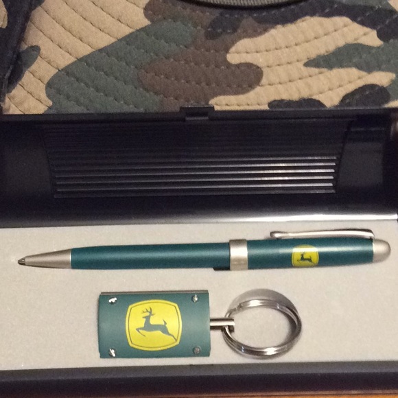 Classic John Deere keyring and clipped pin.  Green - Picture 2 of 5